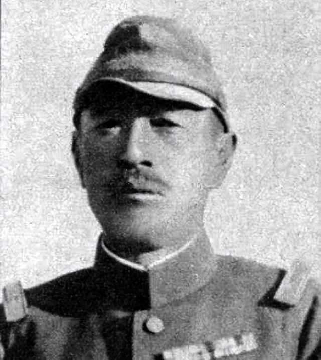 1938年，有这样一个卖花生的小商贩。每当有日本兵路过之时，他都会点头哈腰地迎上