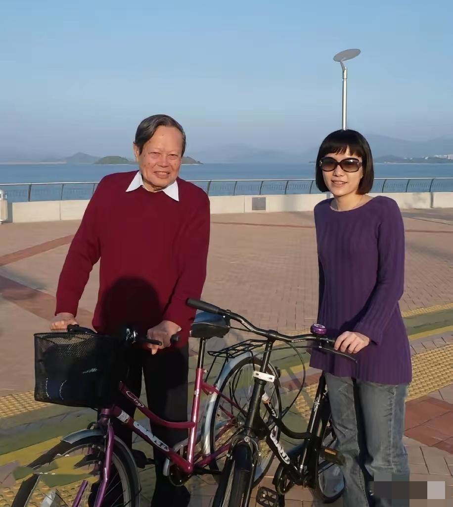 杨振宁先生的离世，

   最让人揪心的莫过于翁帆。

   从28岁到49岁，