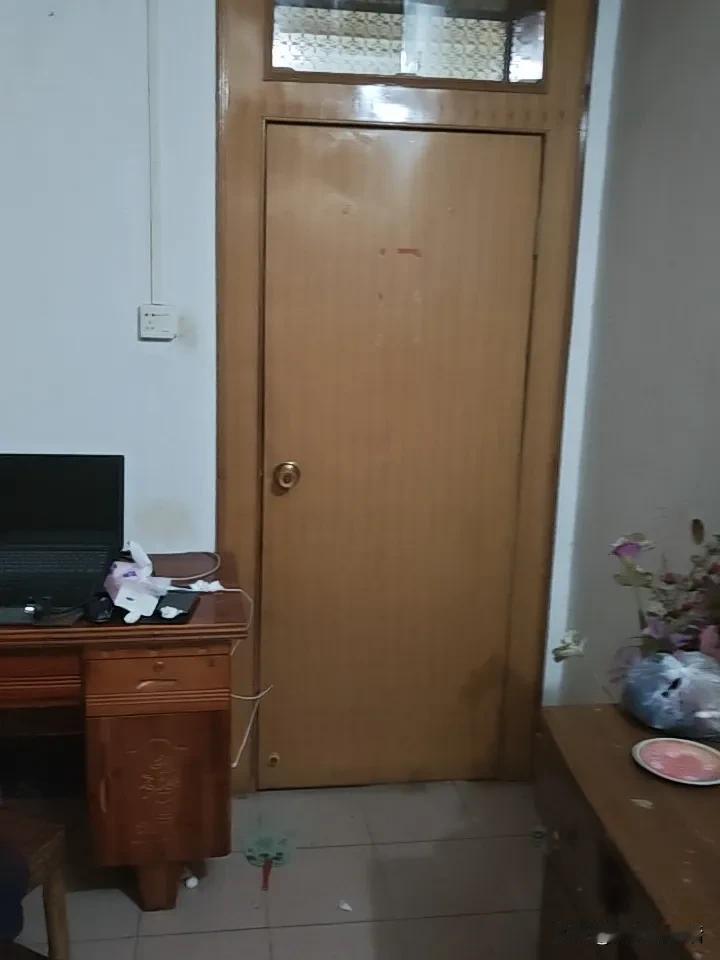 傍晚归家时，路灯把影子拉得很长，口袋里揣着刚买的烤红薯，暖意在指尖化开，连风都变