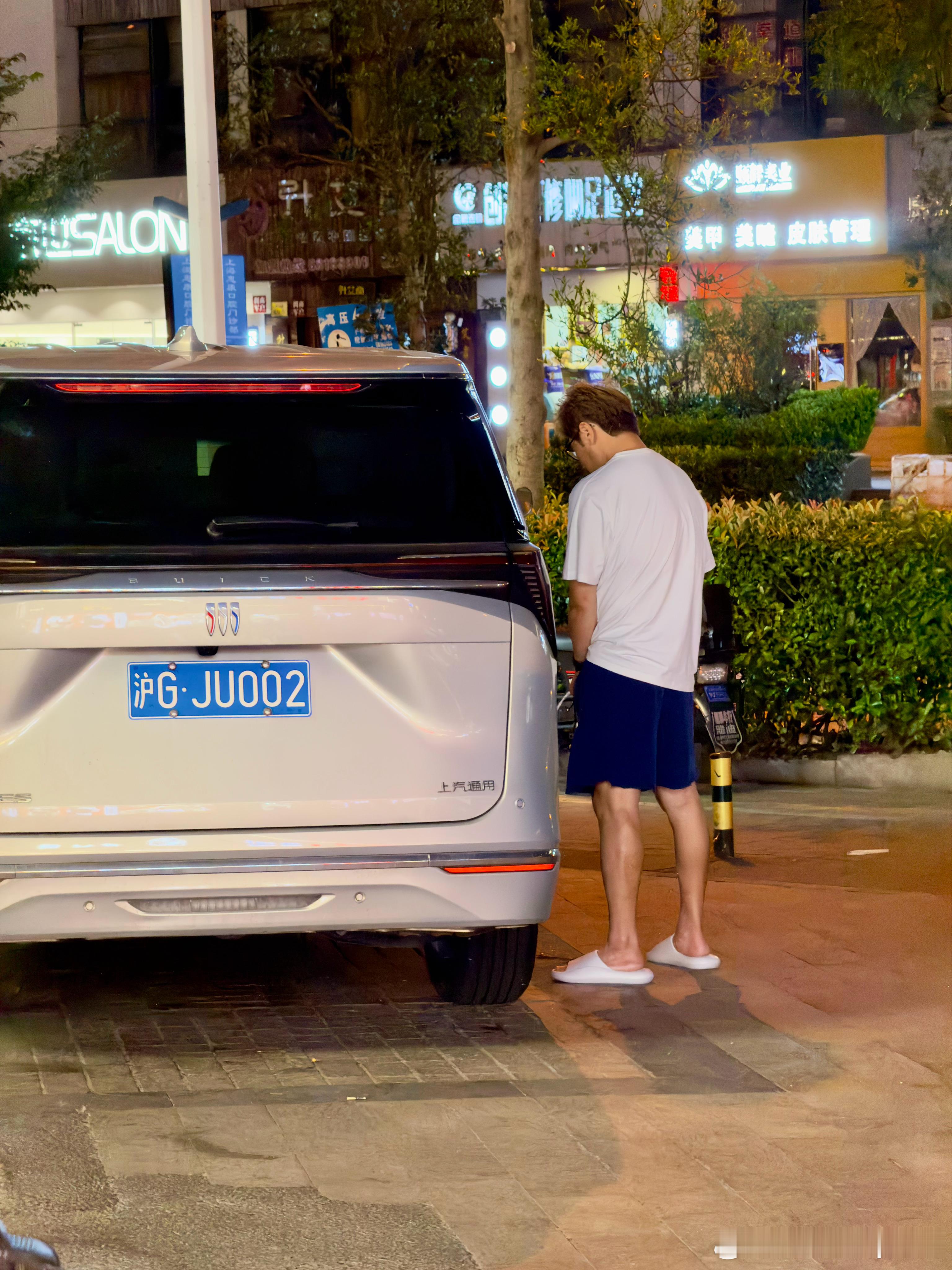 我从来不相信喝醉乱来之类的屁话就是品行低下 GL8车主，这孙子在你车拉了泡大的 