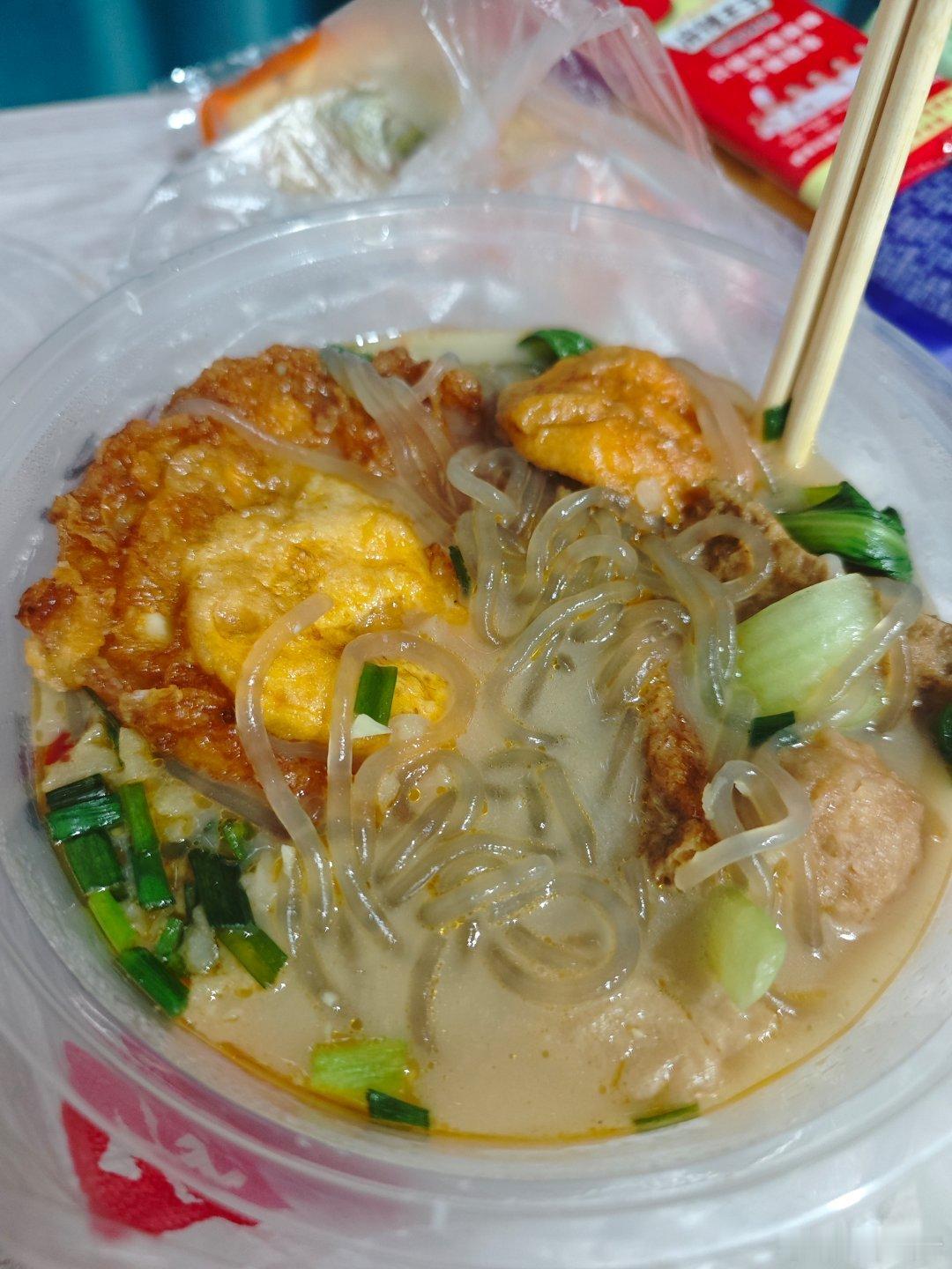 望着机构门口一条小吃街陷入沉思。。。。我迟早要被饿死 