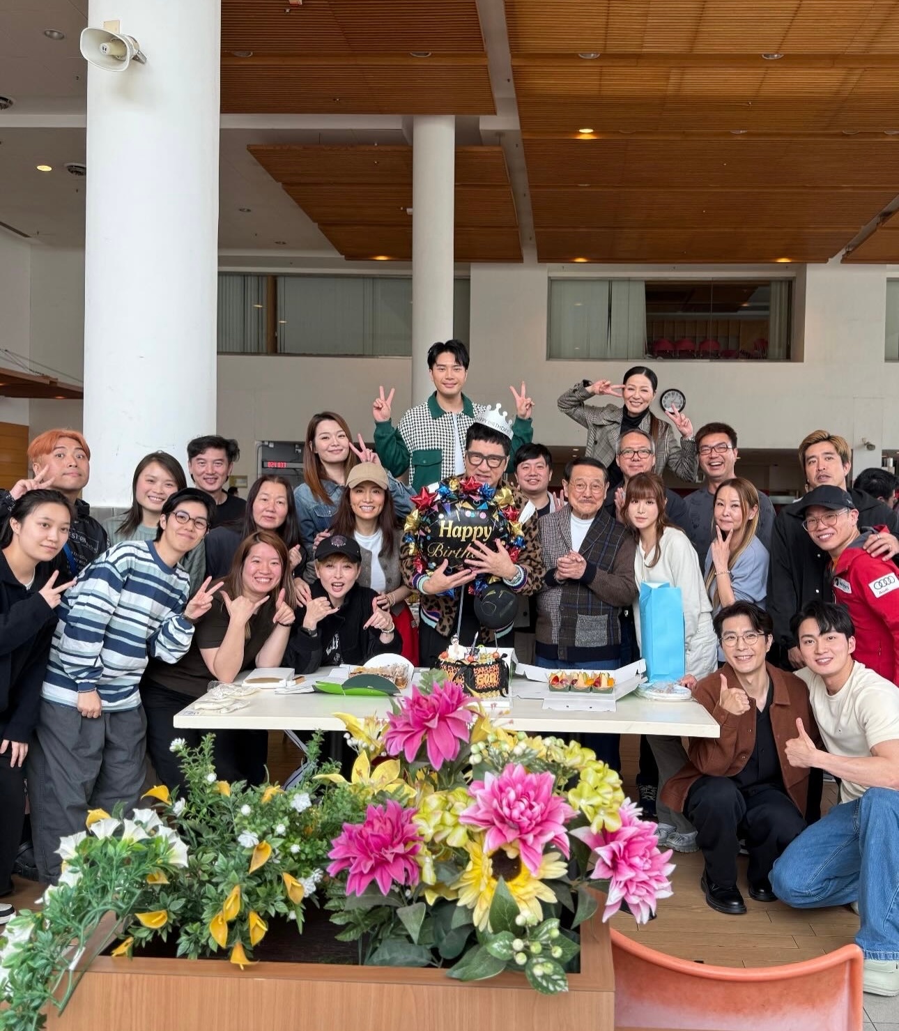 《爱回家》剧组为单立文庆祝67岁生日 