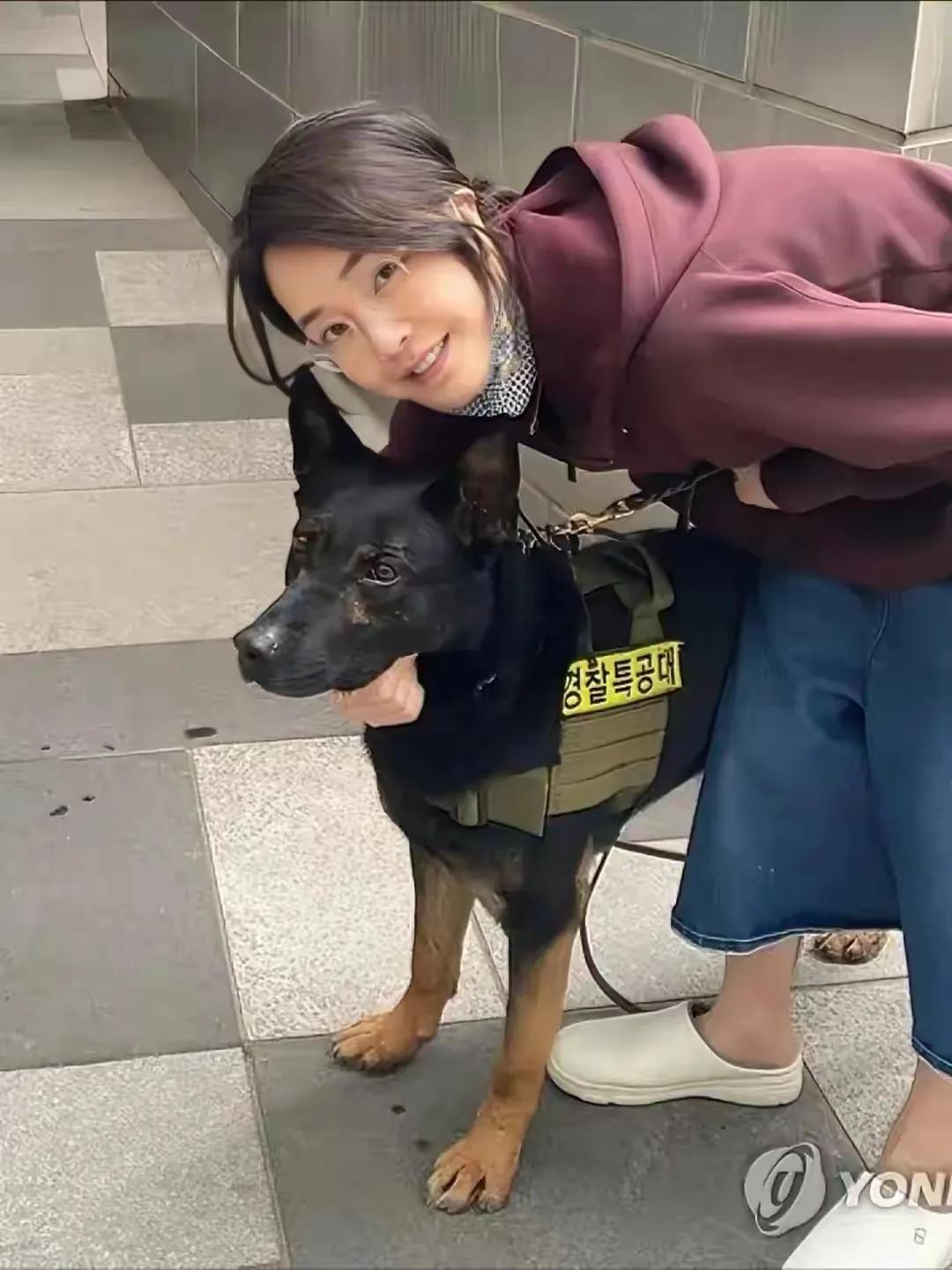 难得看到金建希笑得自然的照片，图一这张图拍的角度好，拍得她好美好温婉哦。