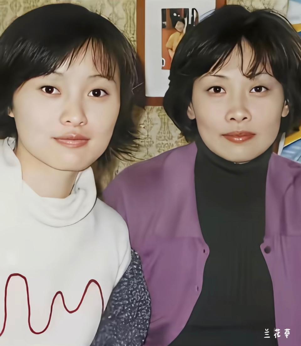 年轻时的吴越与母亲的一张合影照片。
母女俩好像啊！五官和眉眼一脉相承，乃真正的骨