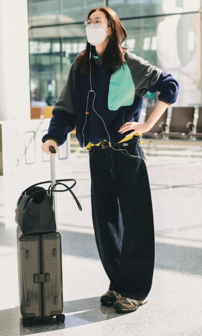 最近刘雯现身机场，她这次搭配的超有个性，看上去也很有时尚范儿。

刘雯上身穿了一