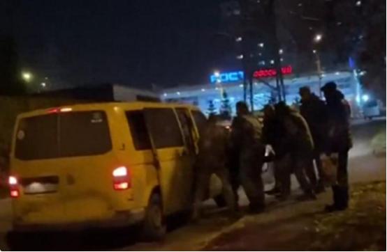 乌克兰发生爆发反征兵骚乱，征兵车被当街掀翻，乌克兰最危险的缺口，已经从前线裂到了