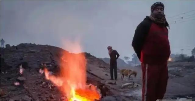 1916年，一名英国人抽完香烟后，随手将烟头一扔就转身离开了，但他不知道，就是这