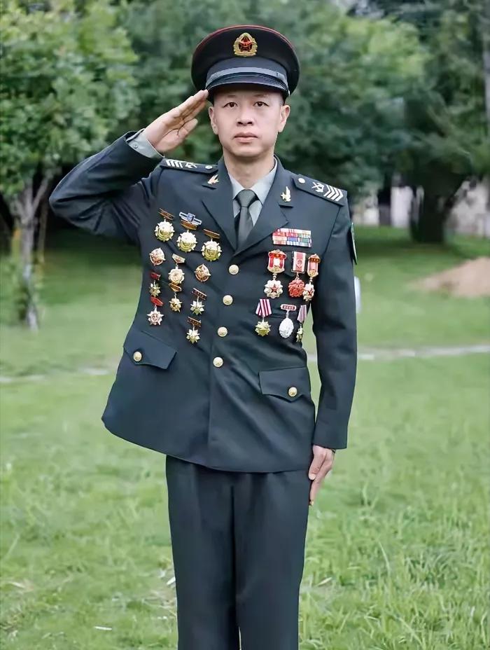 太厉害了！这是我见过的最“牛”最“牛”的兵！没有其二，一级军士长军衔、4排彩条的