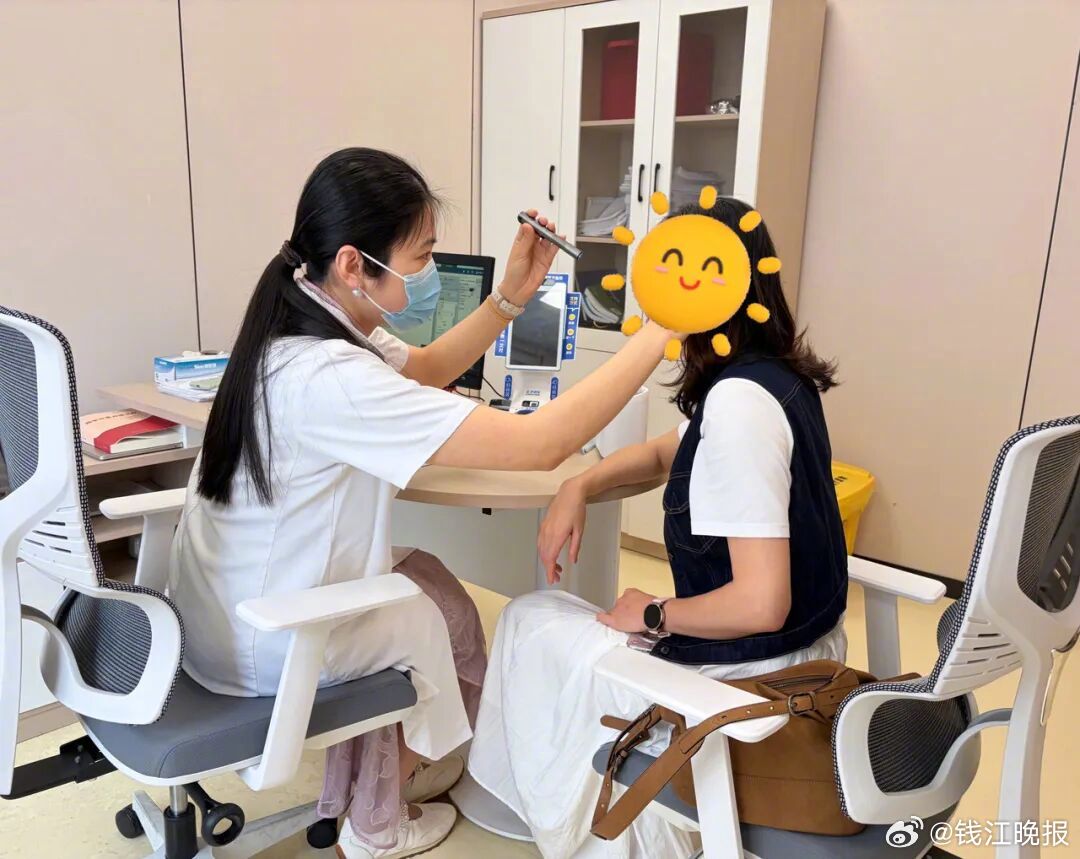 【#女子常晒太阳脸长斑块竟是癌前病变#，医生：中老年人、肤色较浅者、长期户外工作