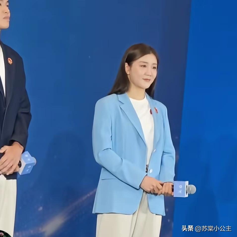 名古屋亚运会礼服发布会，为了是陈梦做的介绍嘉宾？

我觉得主要原因是陈梦目前没有