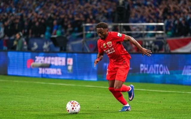 德比战第54分钟，加布里埃尔无对抗急停变向，膝盖瞬间扭曲倒地，慢镜头里他捂着膝盖