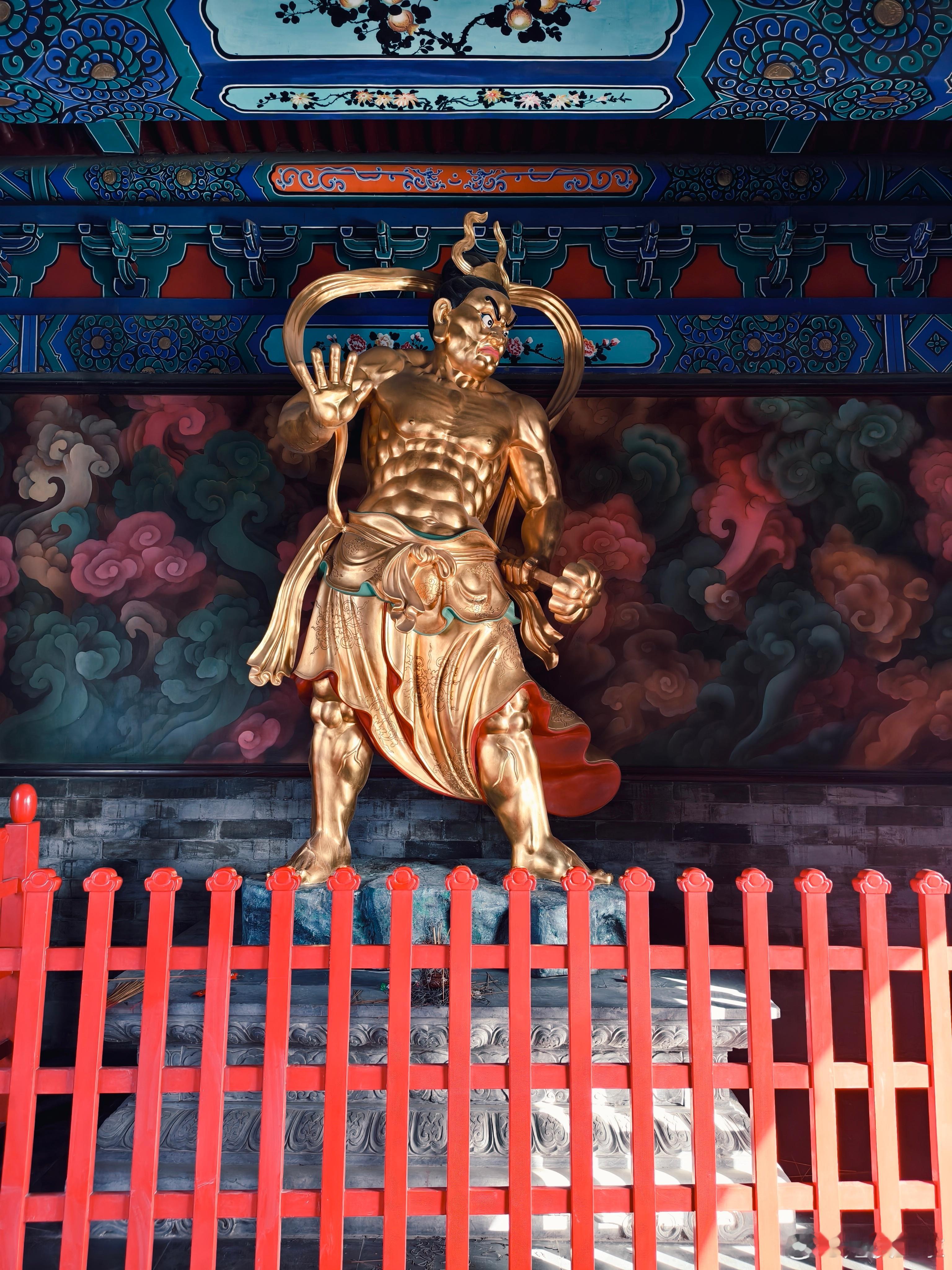 了凡庙会就在广济寺这边有孩子游乐的天地也有人们虔诚的去处古建筑很美掌握好角度，发