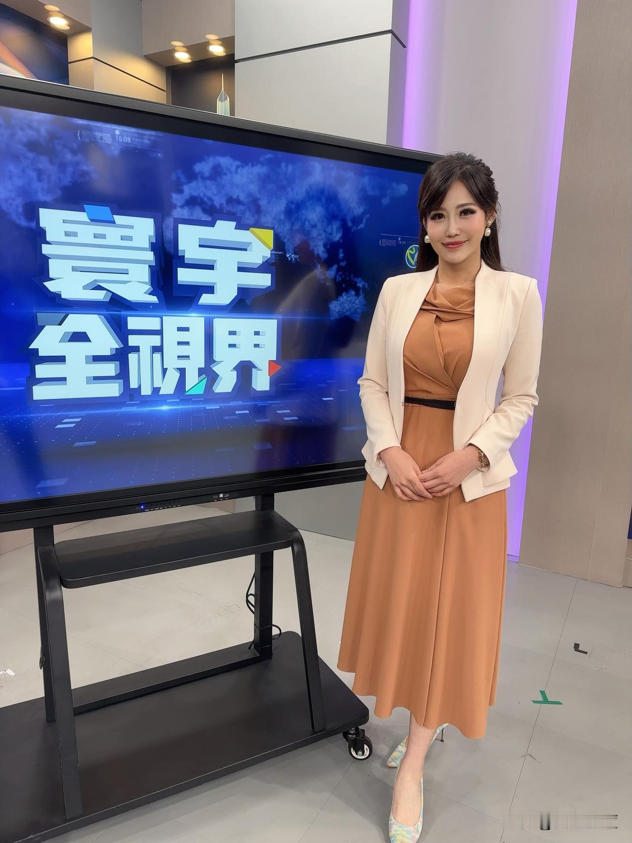 对陆秉持客观立场的《寰宇全视界》今晚21:00迎来新任主持人任明玥！她表示：接下