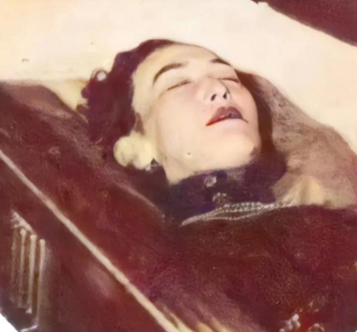 1957 年，“金嗓子” 女歌手周璇的遗容被定格，她身穿旗袍，梳着优雅的发型，面