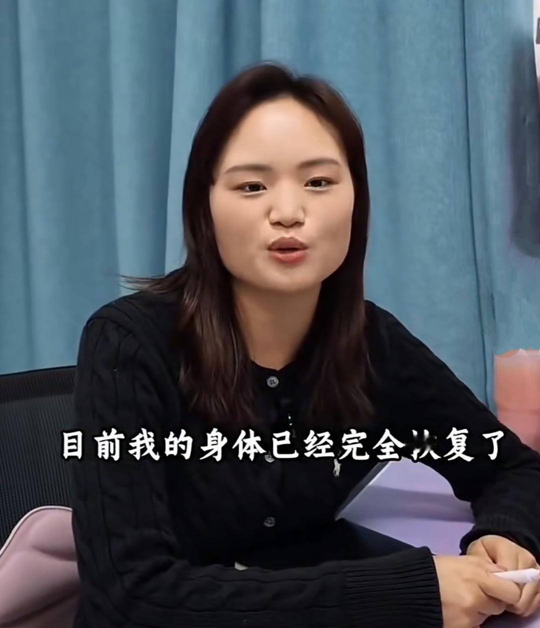 六盘水的张老师很幸运，当她身体不适，就要晕倒的时候，被学生从身后扶住，避免了受伤