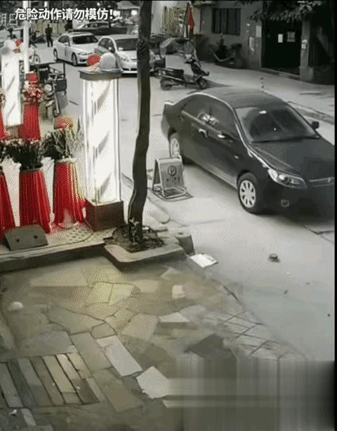 车辆溜坡的时候千万不要用身体去挡，非常危险。此时最好的应该是拿身边的木头、石头等