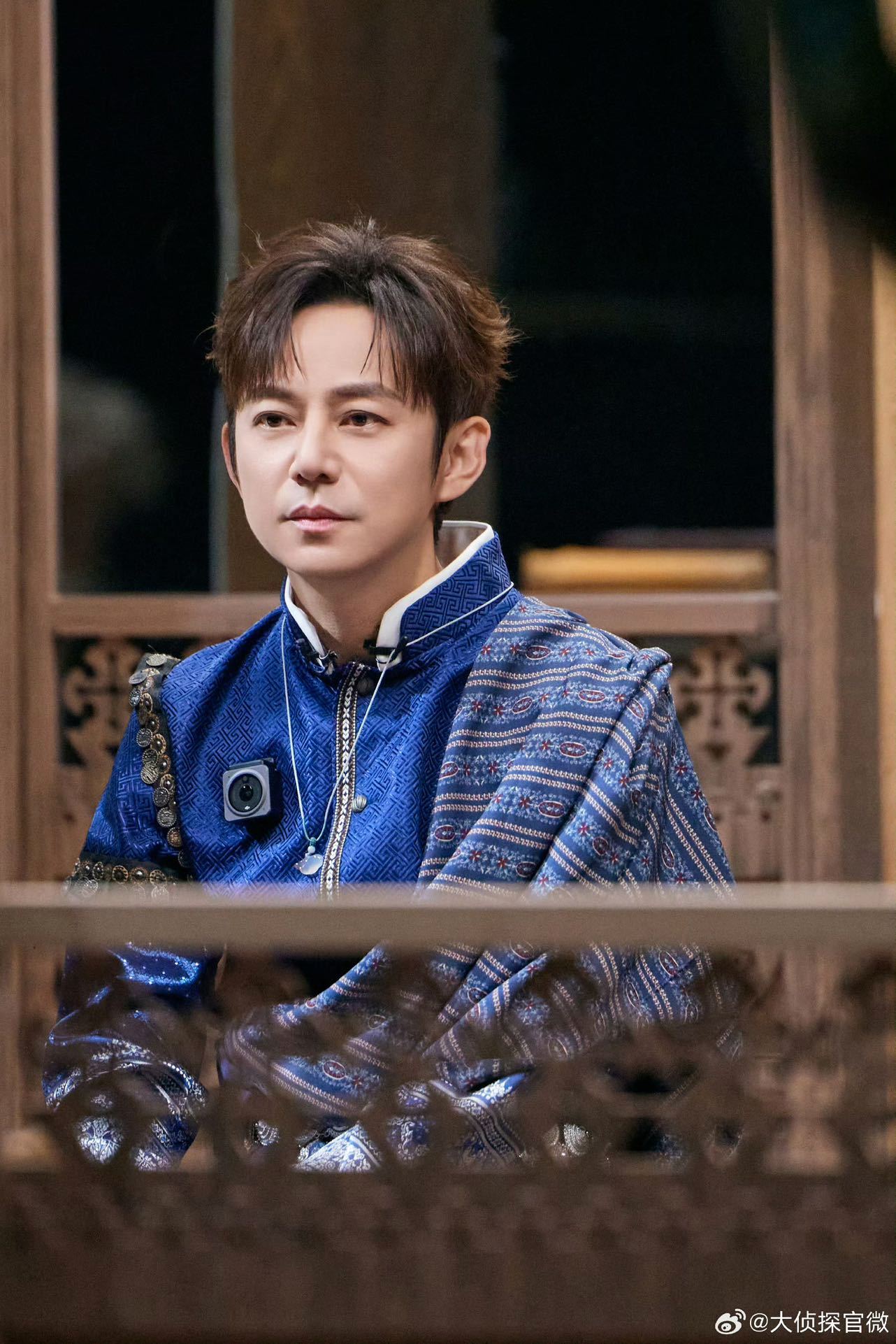 何炅撤回一个震惊大侦探 看到两个侦探瘫成“尸体”，何老师演技大爆发。结果发现是乌