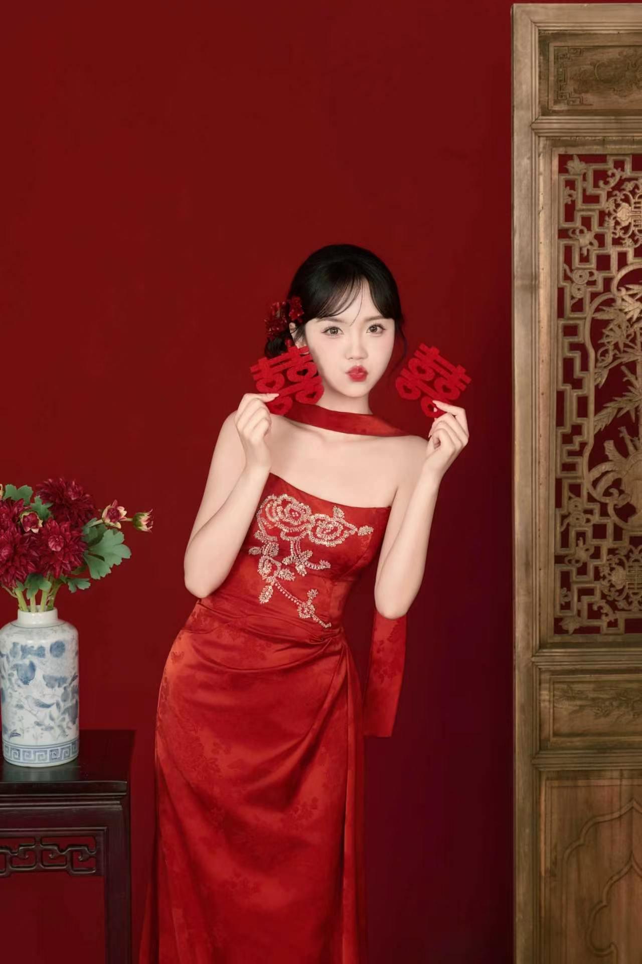 红色是新中式的魂，是新人对彼此最滚烫的告白。❤️🏮 这组新中式红色婚纱照，将东