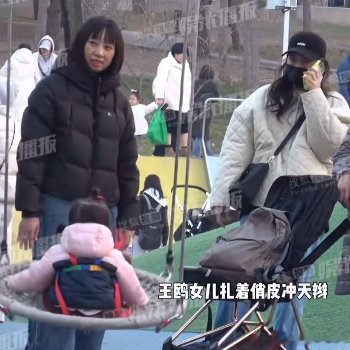 王鸥被媒体拍到带1名约两岁的小女孩逛公园，母女互动温馨，引发全网对其"隐婚生女"