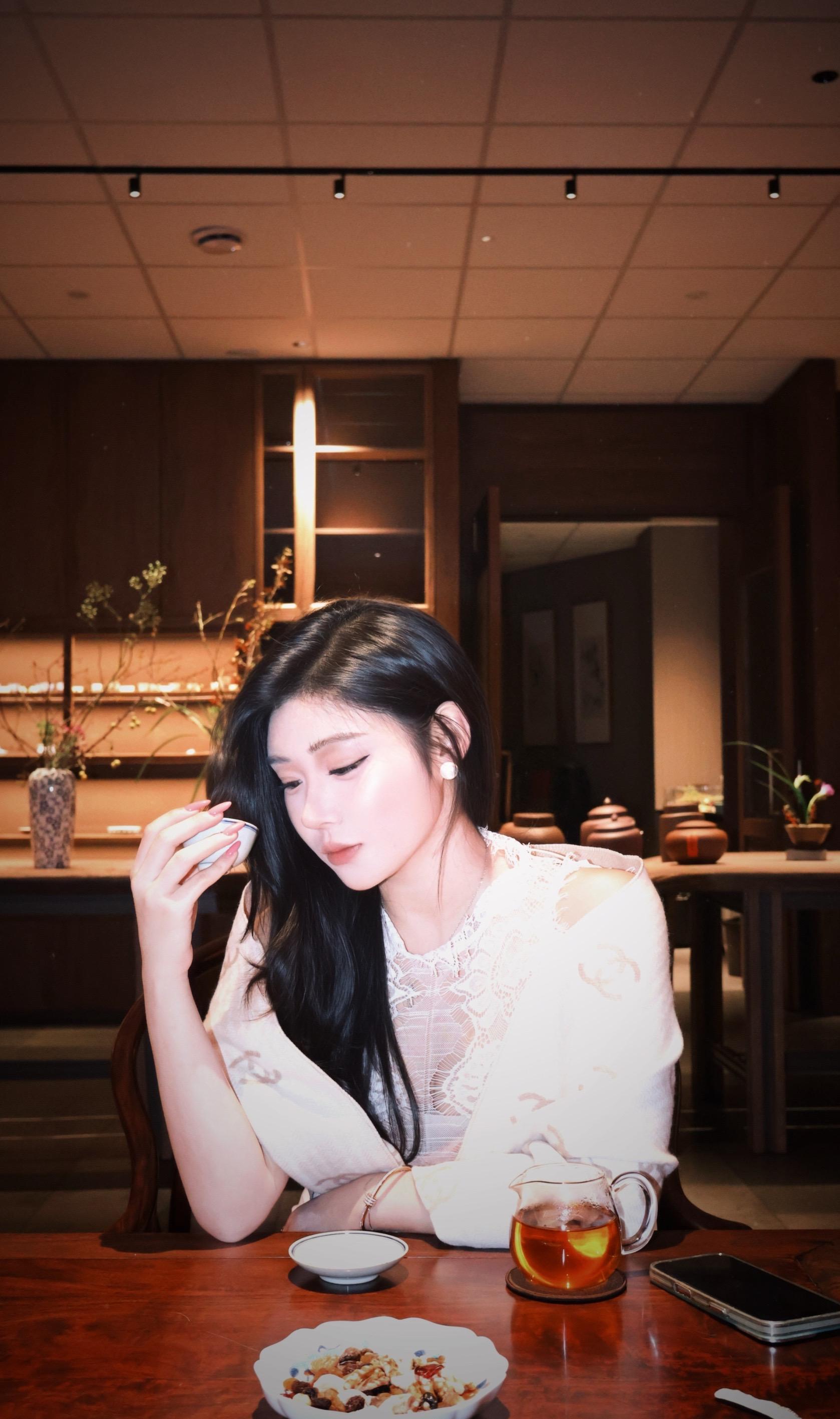 那个爱喷木质香调的女人