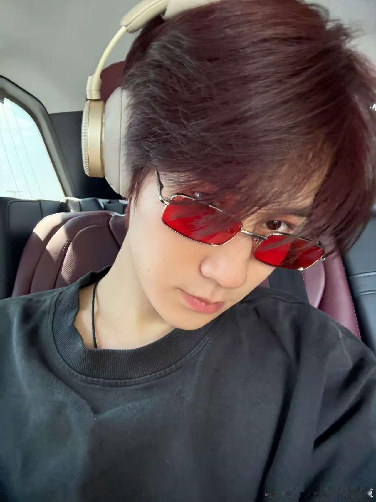 张真源红色方框墨镜张真源一张自拍张真源一张自拍，红色方框墨镜好看，[点赞][点赞