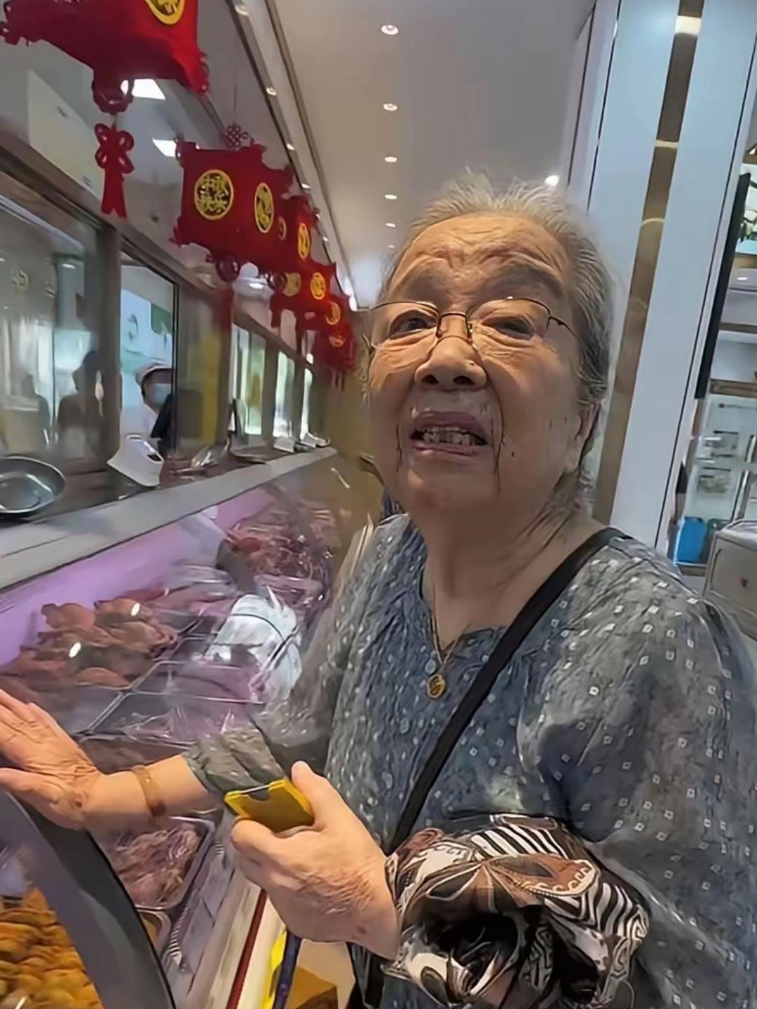 这位老戏骨，九十多岁了，给重孙子在稻香村买熟食，她大家都不陌生吧？