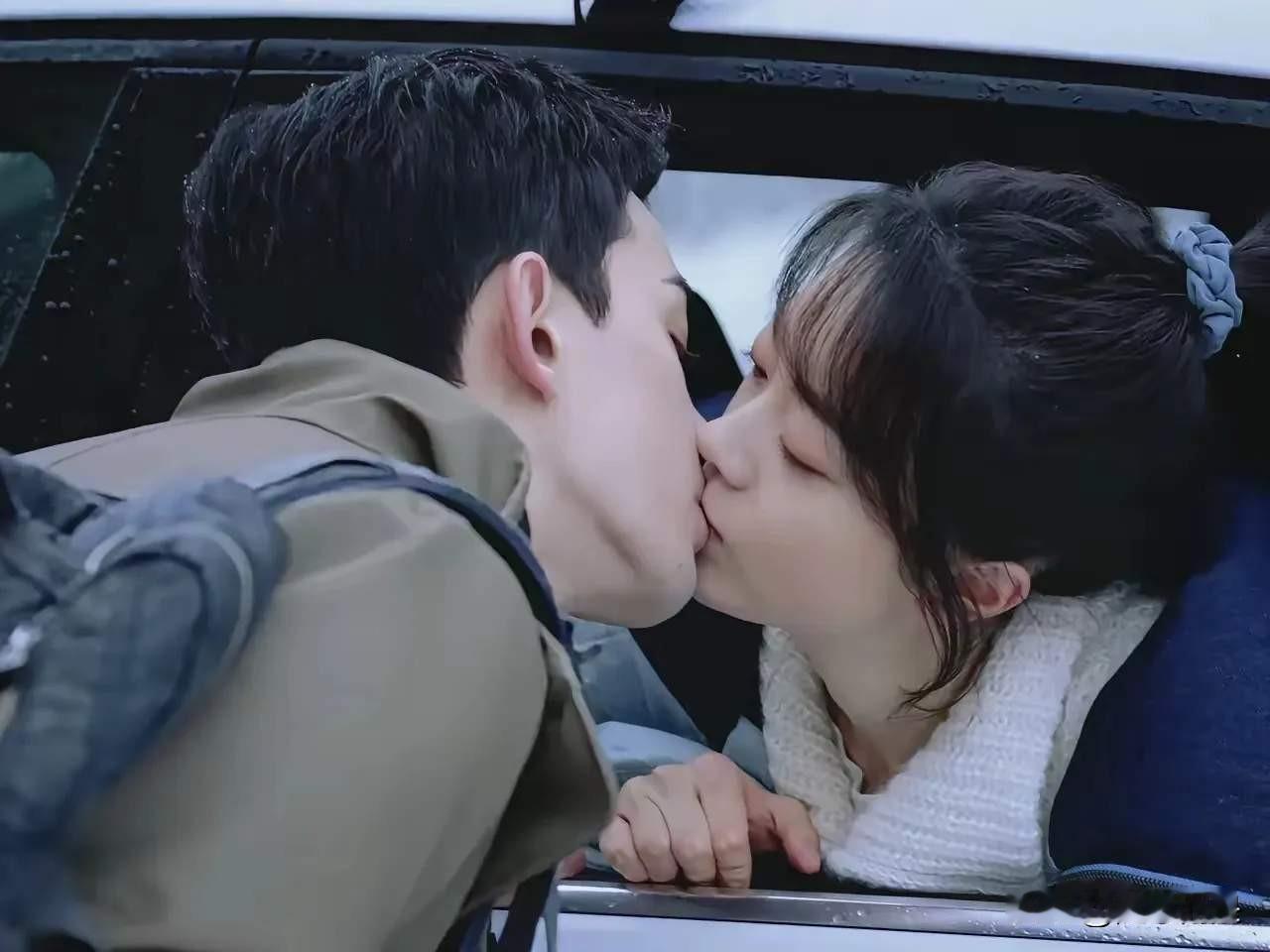 两人亲吻，车窗外下雨。
两张亲吻照，那一个是深情的，