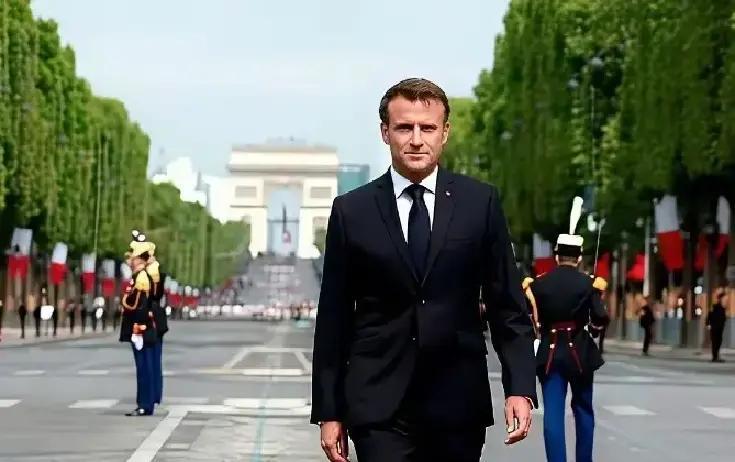 万万没想到
马克龙坚持要向乌克兰派兵。就在乌克兰要与俄罗斯签署和平协之时，马克龙