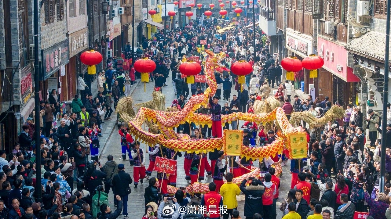 【#湘西为什么比全国提前一天过大年#】#除夕# 以往，我们湘西的赶年，都是腊月二