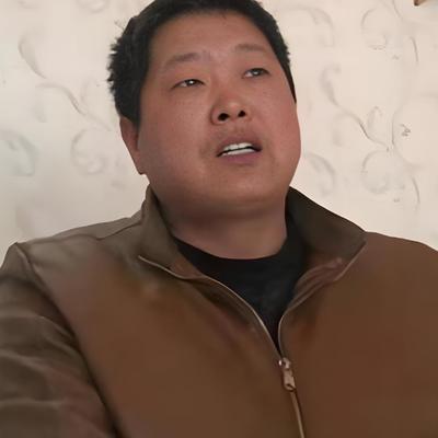 1995年，退伍老兵等不来安置，南下蹬三轮23年，47岁在镇政府散步，竟在公告栏