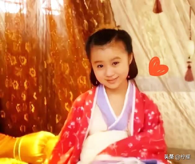 18岁的汉惠帝刘盈，
娶了10岁的外甥女张嫣，
入洞房时，刘盈一脸无奈地望着张嫣