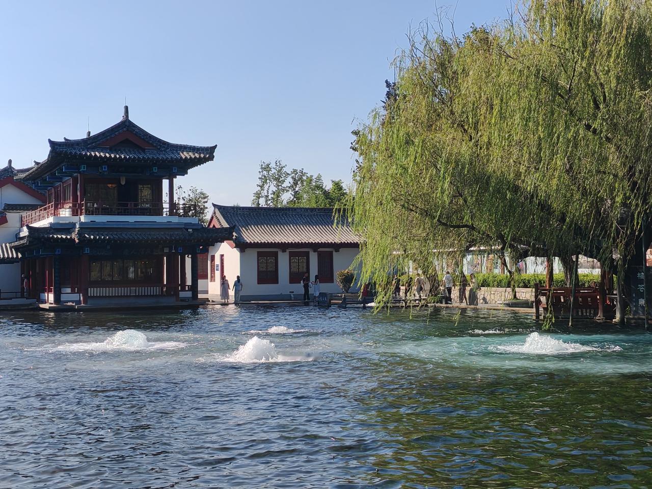 天下第一泉济南的（趵突泉）与章丘梅花泉：欣赏价值、文化底蕴对比
趵突泉坐落于历下