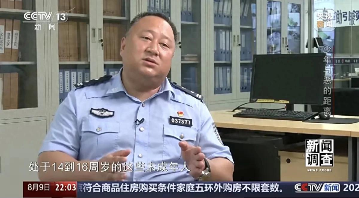 “必须严惩！”北京，一15岁女孩在学校门口抢劫同学的财物，被抓到派出所之后，她却