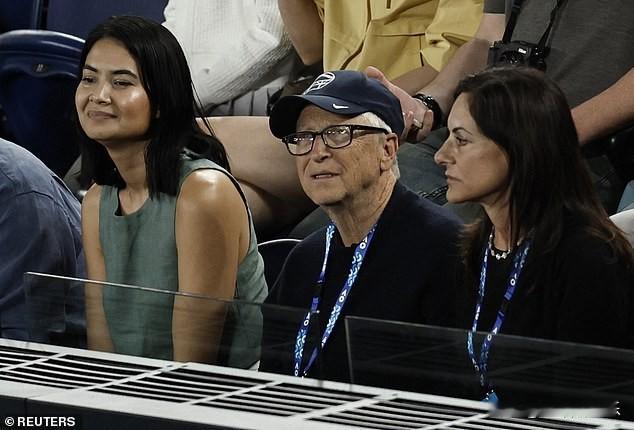 70岁的比尔·盖茨被拍到和女友宝拉·赫德观看澳大利亚网球公开赛女单决赛，而就在前