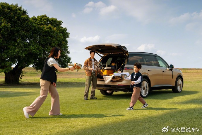 领克900大五座万物皆可装 领克900大五座，以5.24m车长、3.16m超长轴