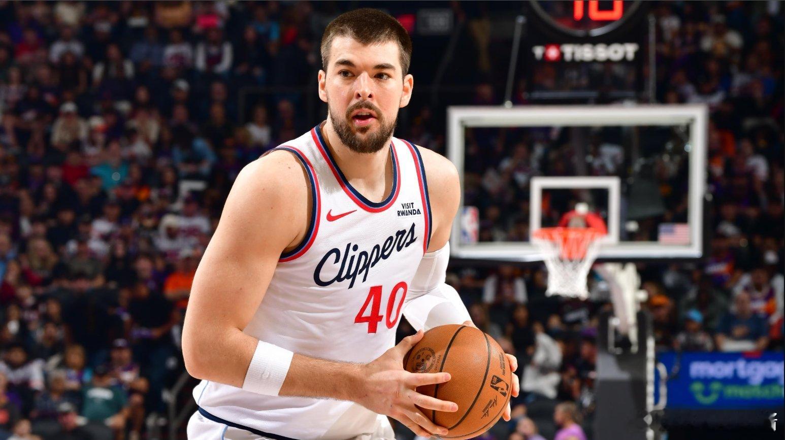 祖巴茨加盟步行者  据Shams报道，快船将祖巴茨、科比-布朗交易至步行者，得到