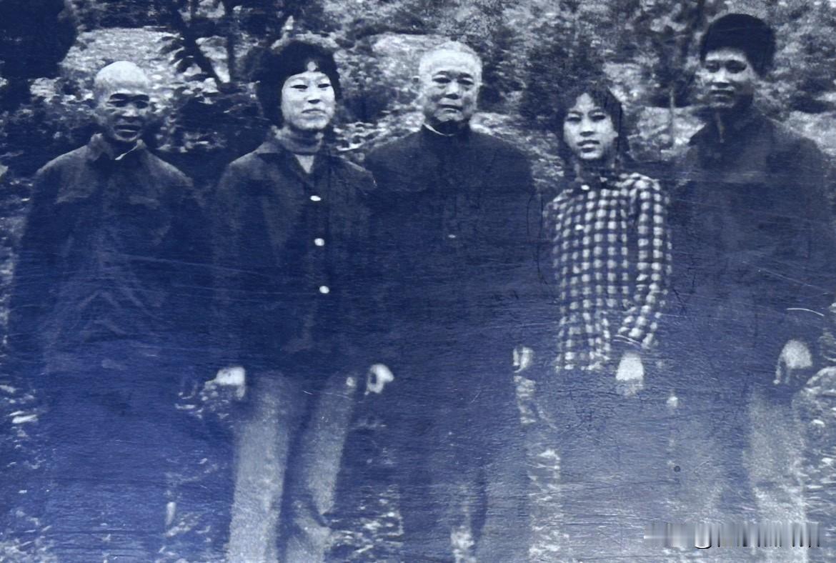 1979年5月16日，李先念在红安与侄儿、侄外孙合影。他风趣地说：“你们可别拿我