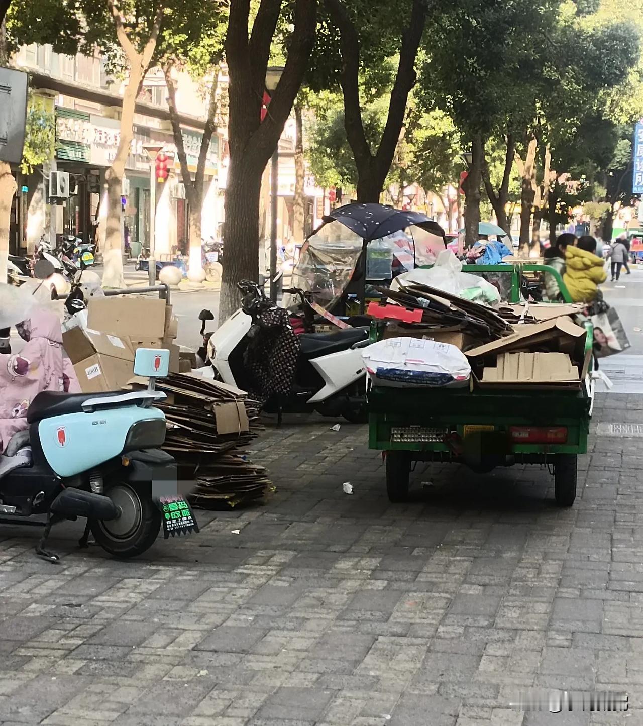 千万不要瞧不起收破烂的，他一个月可比你上班挣得多。
好多人看不起收破烂的，可偏偏