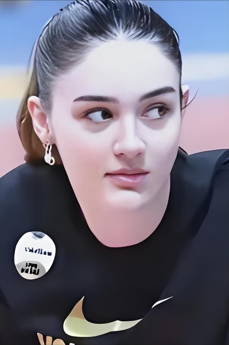 NBA巨星杜兰特，竟被一个女人迷得神魂颠倒，满世界追着点赞。常年蹲守社交平台，只