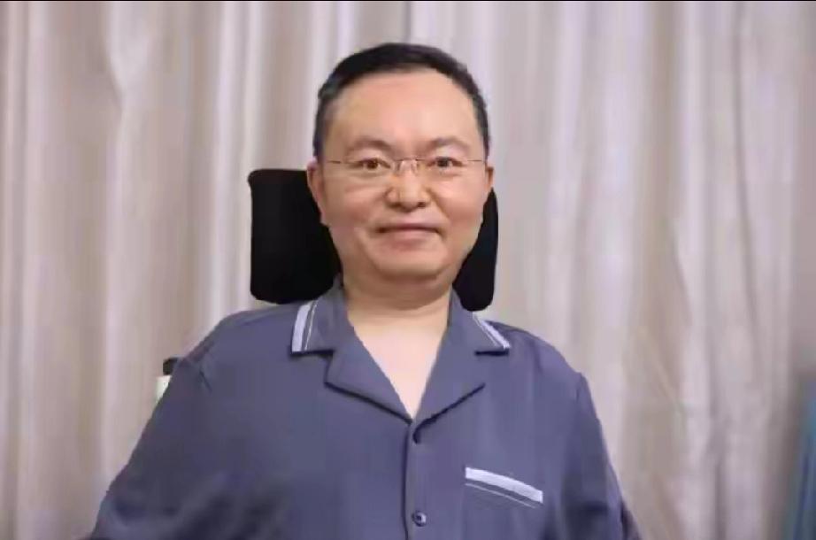 被骂自私倾家荡产不顾妻儿！蔡磊正面回应，一番话戳哭无数人
 
     渐冻症斗