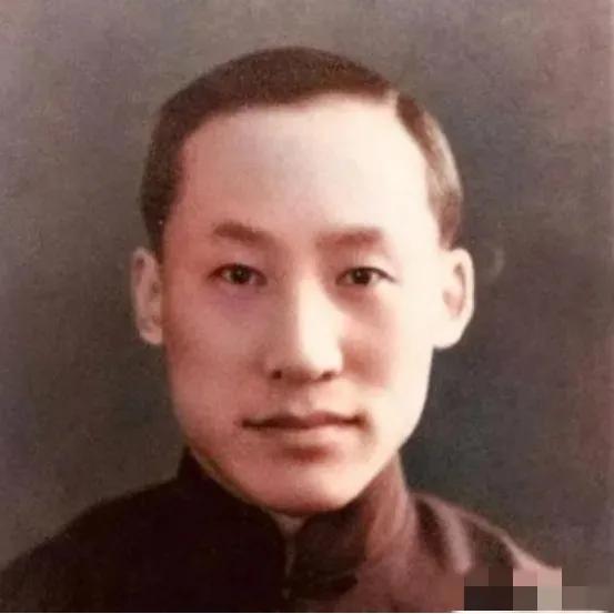 1972年，钱三强走在大街上，突然被一衣衫褴褛的老人拉住，90度鞠躬：“给我点钱