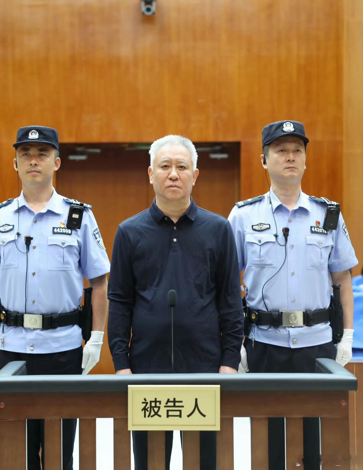 许家印一审被判无期许家印被判无期徒刑，满头白发感觉老了很多。 