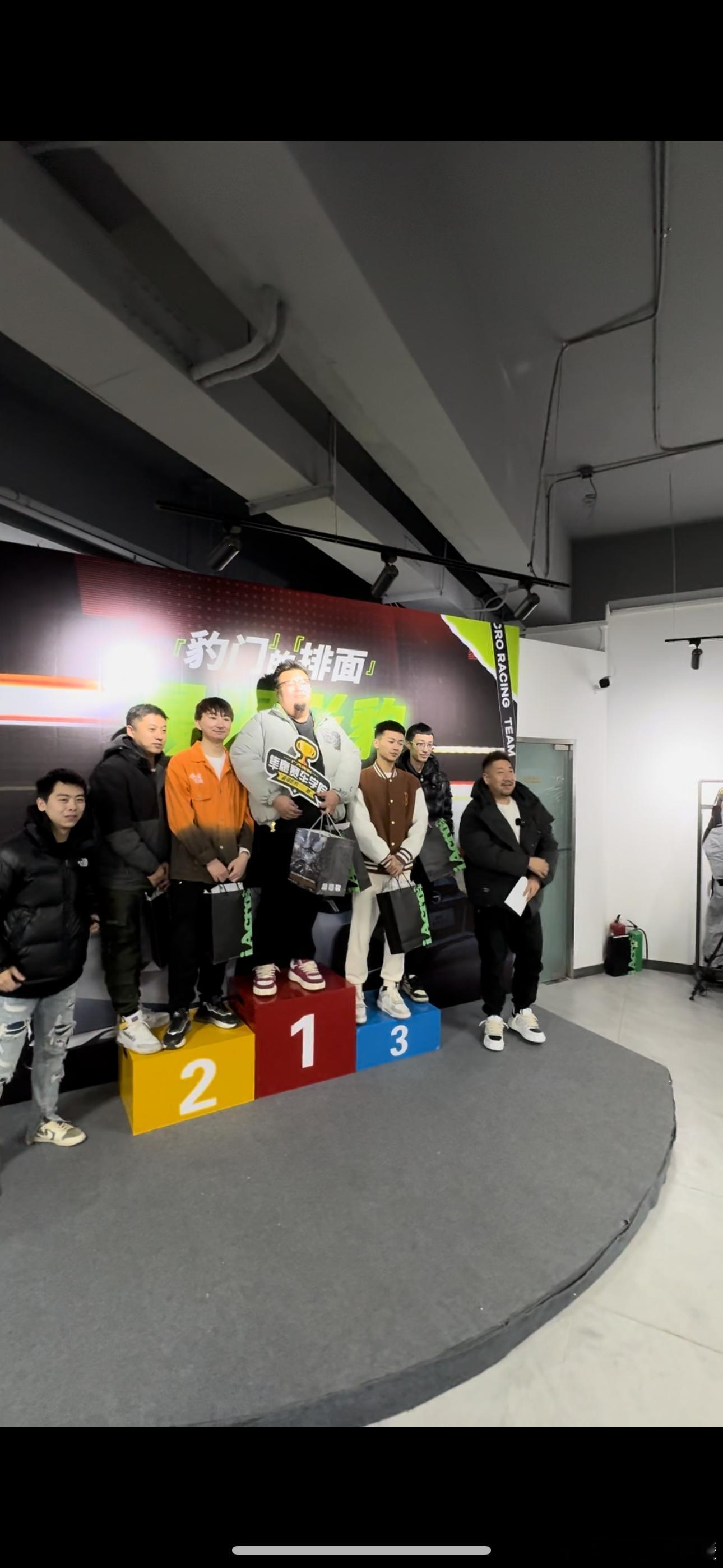 啊！重要的尾部忘记发了，这次影豹赛道日，幸运的上了领奖台[笑而不语][笑而不语]