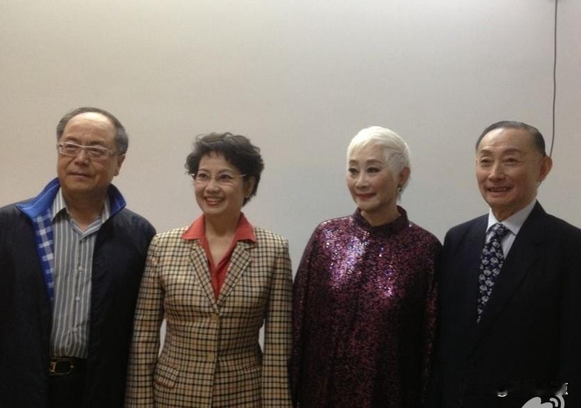 三位京剧表演艺术家是耿其昌、李维康、梅葆玖，右二这位白发女士是谁呢？