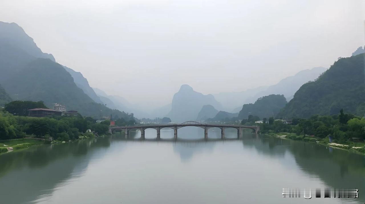 香榭舟头乌燕懒，
小桥树底翠微清。