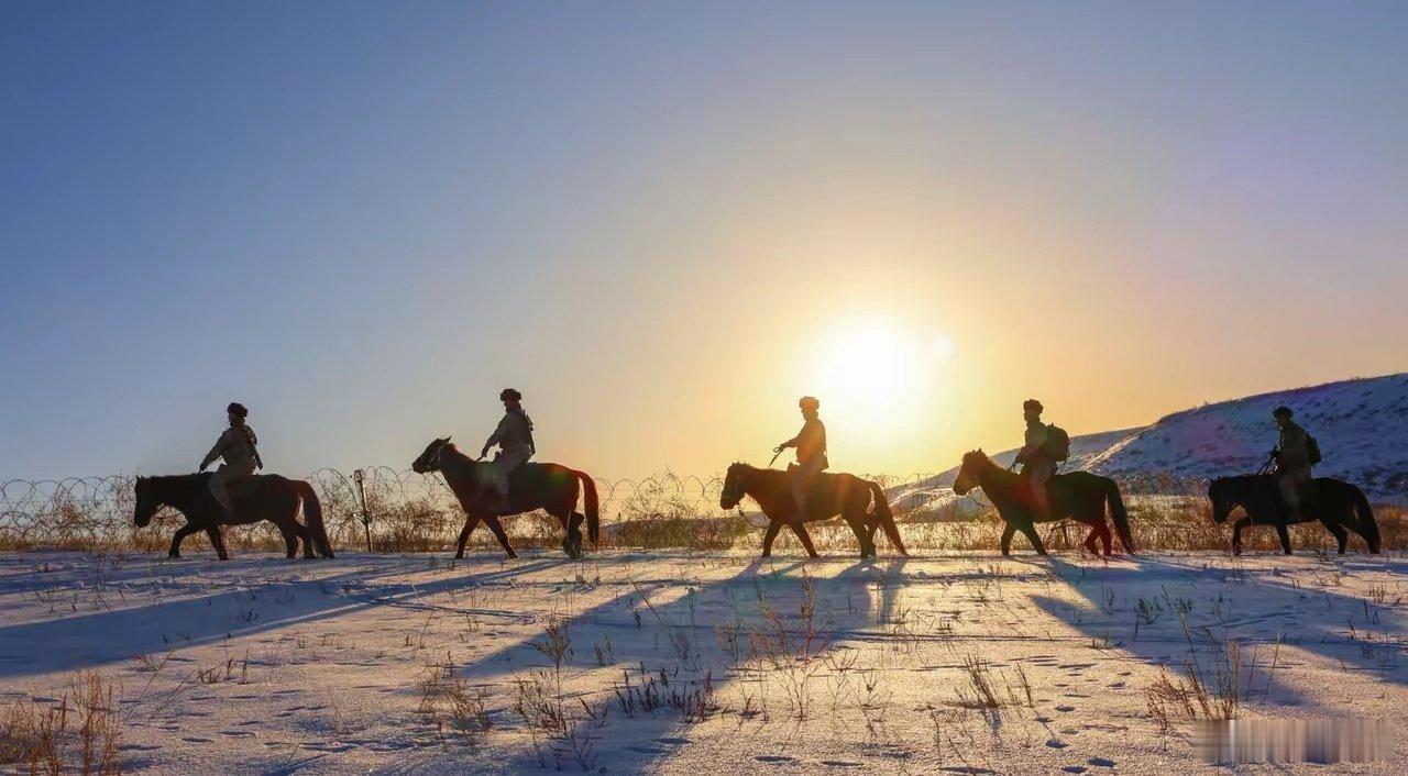 骑马踏雪巡逻的边防战士  风雪里一步一步踏雪前行，身影在白茫茫天地里格外坚定。他