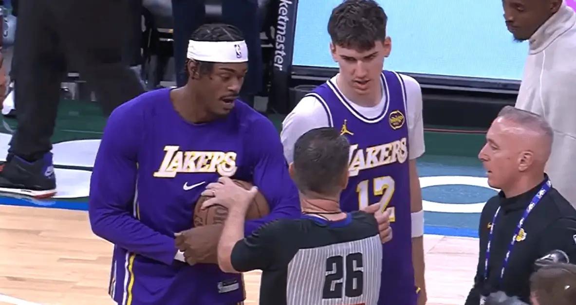 真性情的彪哥！ 昨天比赛主裁不让范德比尔特带走比赛用球，与球员们接近1分钟的沟通