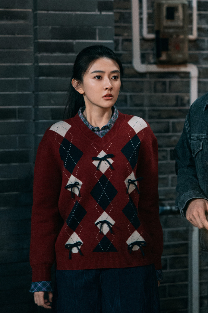 梁洁新剧演妹宝 梁洁在新剧里演的妹宝文江燕，一出场就凭借舞狮头套萌化人心，和家人