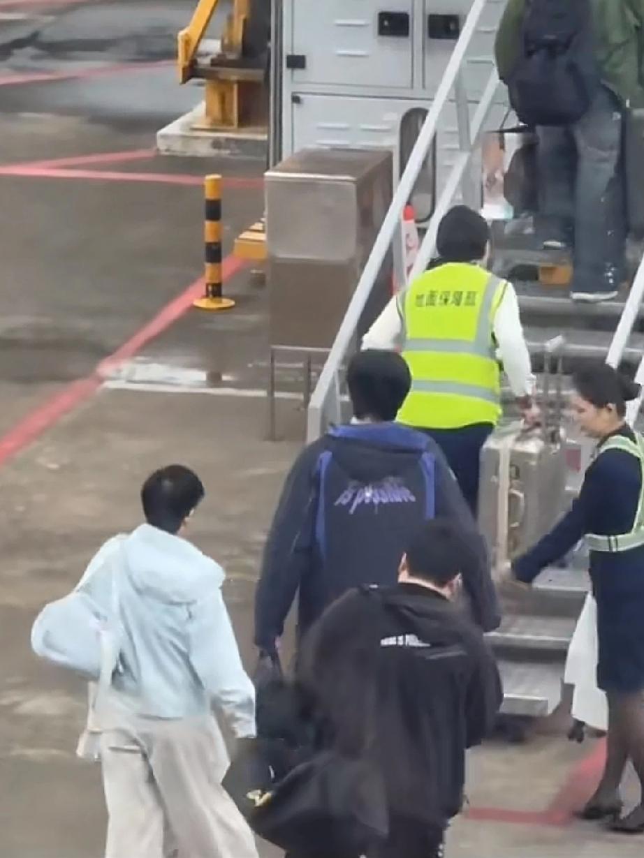 钦哥开路，亲哥垫后
两个人把妹宝保护的很好
三个人，一对半的伤员
上台阶的姿势和