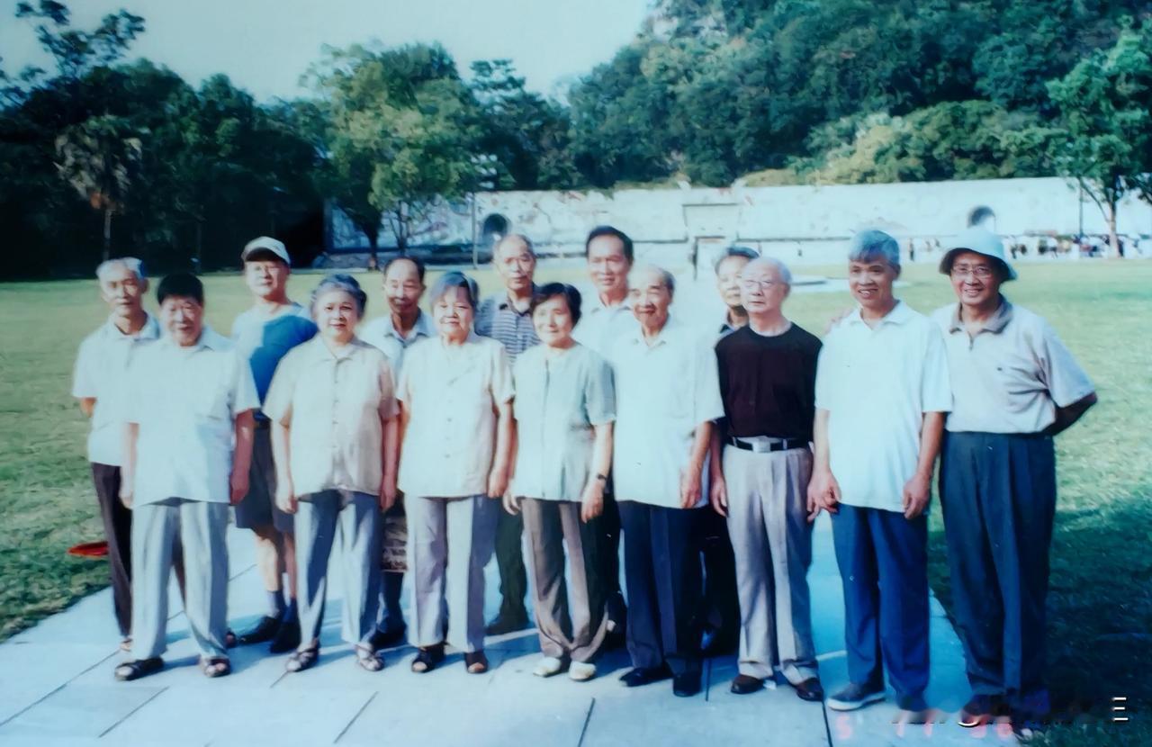 广西师范大学中文系七十岁以上的老教师在桂林七星公园合影。2003年重阳节。